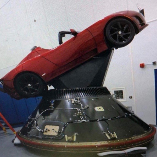 tesla roadster w kosmosie.jpg